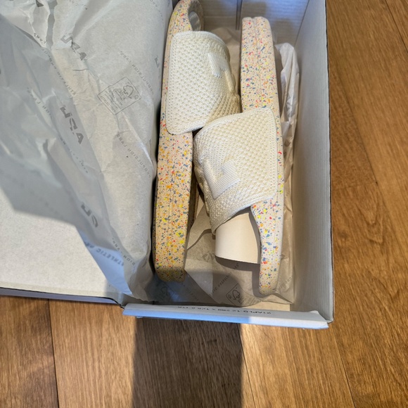 NWT APL Techloom Slide, size 9 - Picture 2 of 5